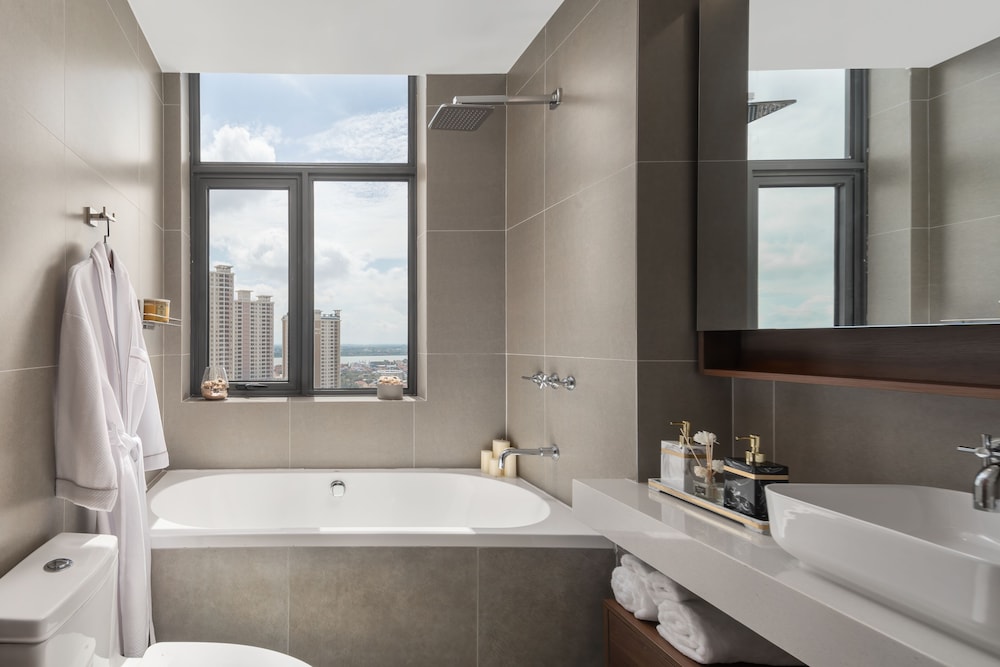 The Peninsula Phnom Penh 48/50