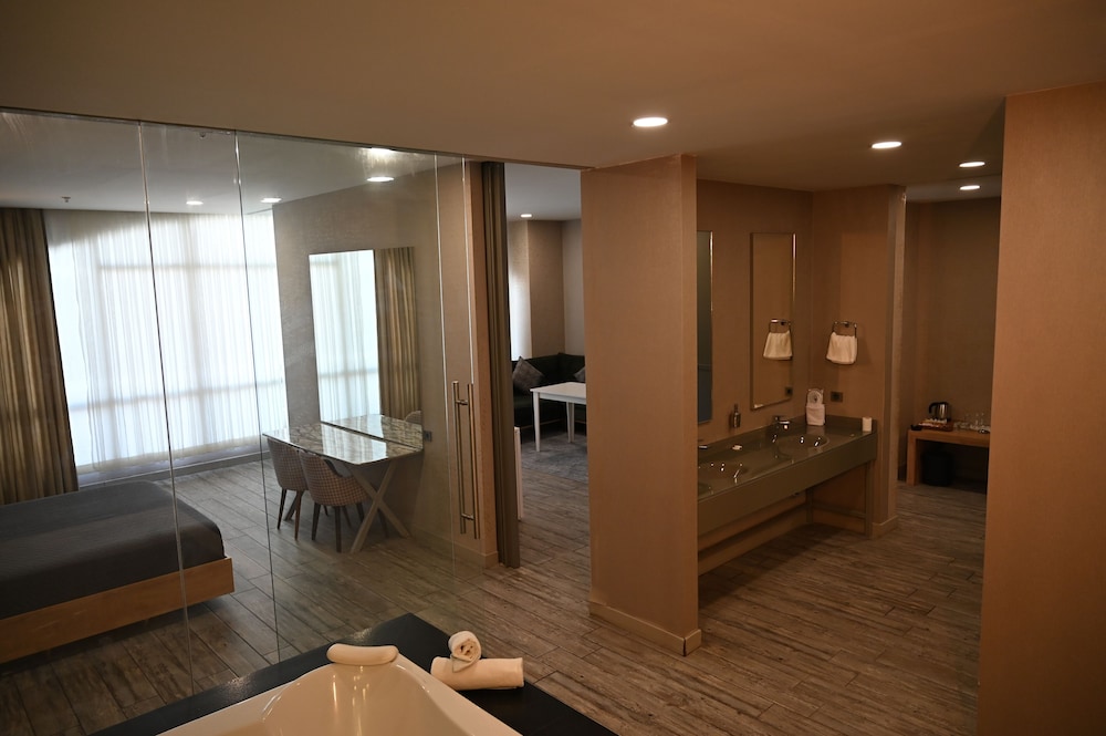 Agora Suites 32/67