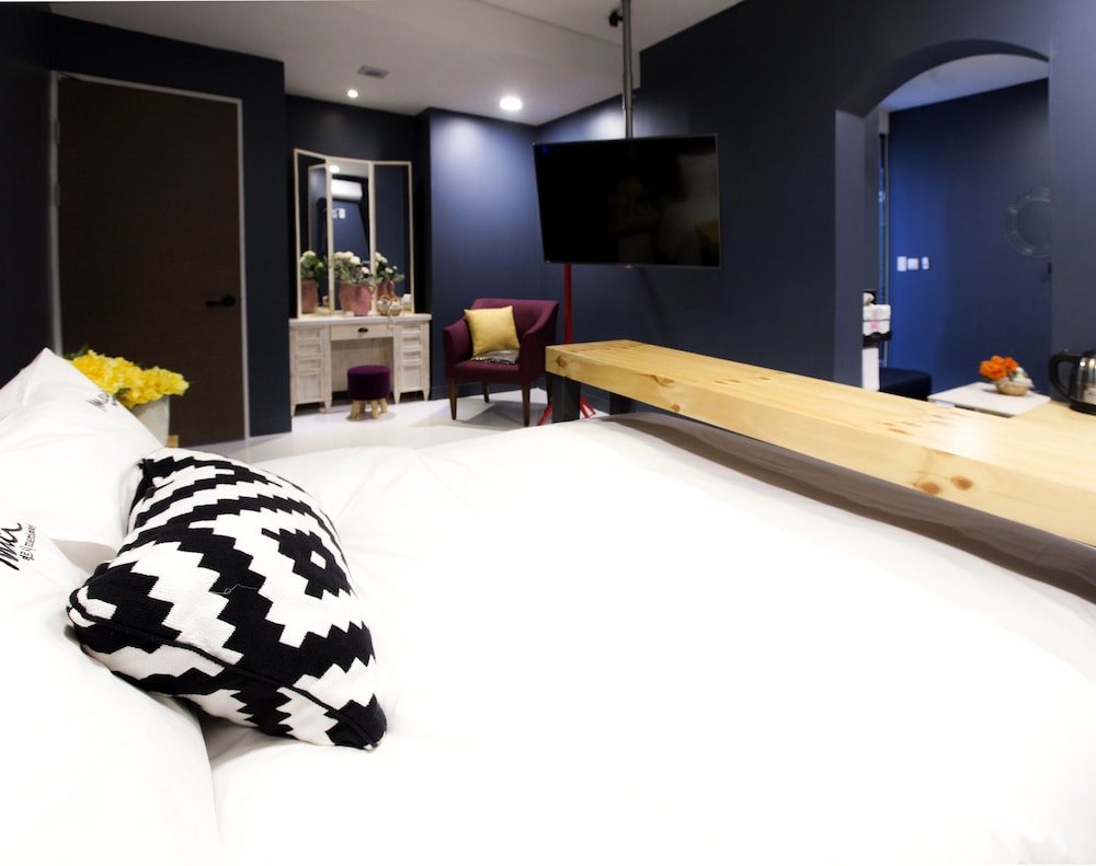 Hotel Merci 3/69