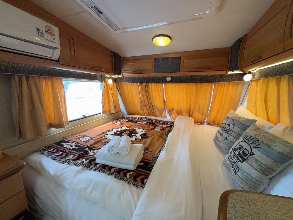 King Bed, River Front