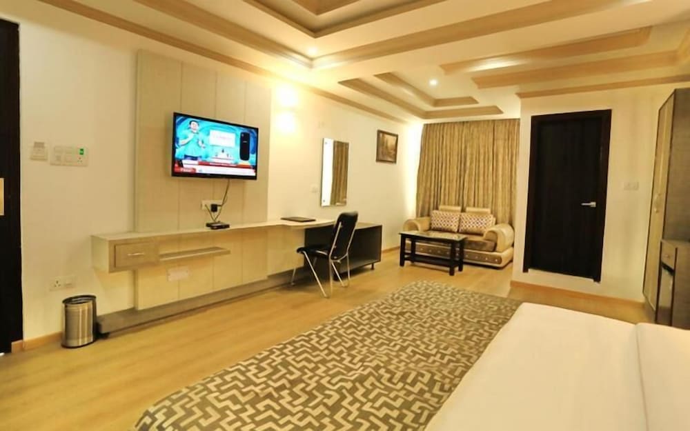 Crown Plaza Residency 25/35