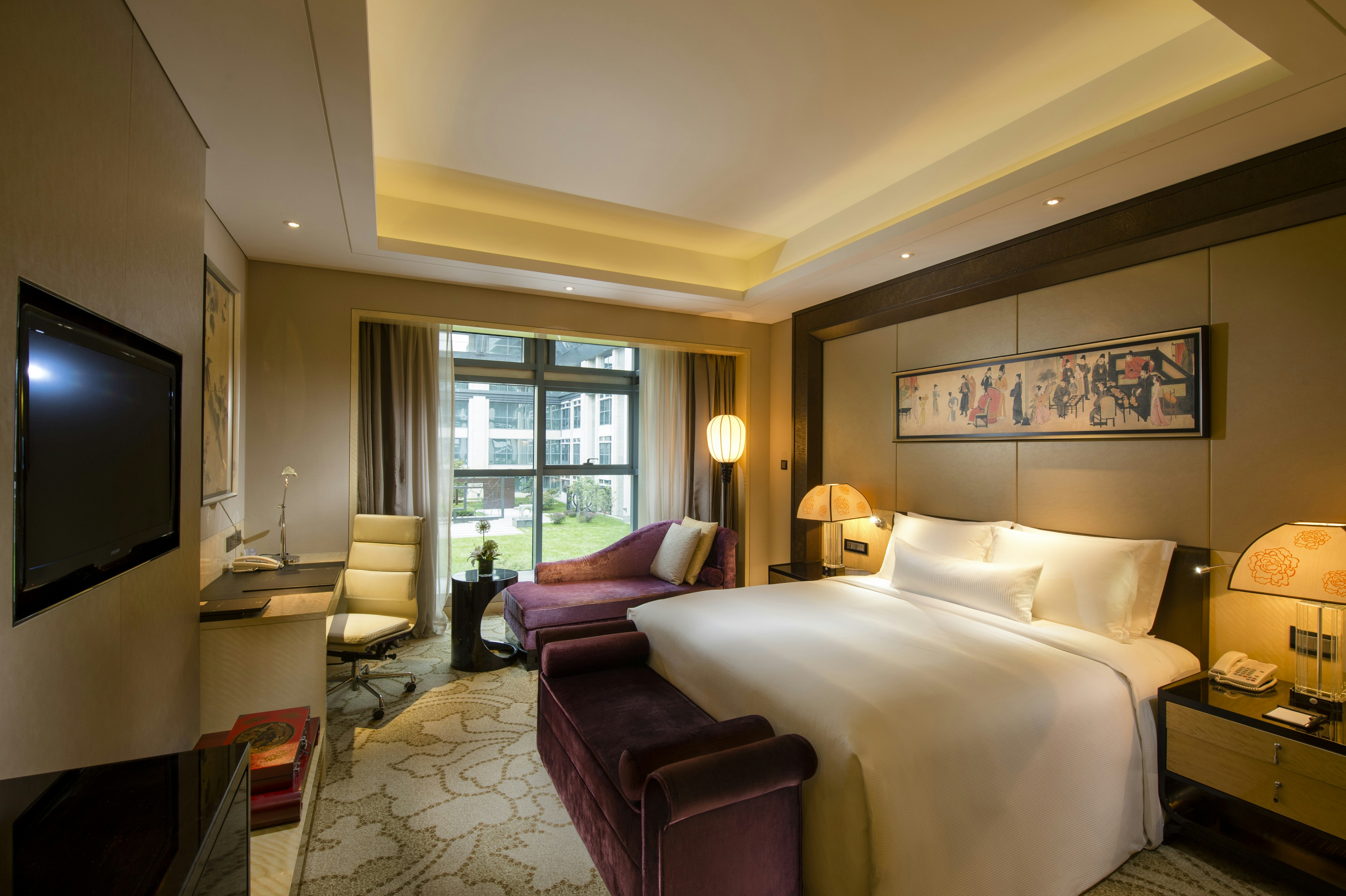 DELUXE, KING BED
