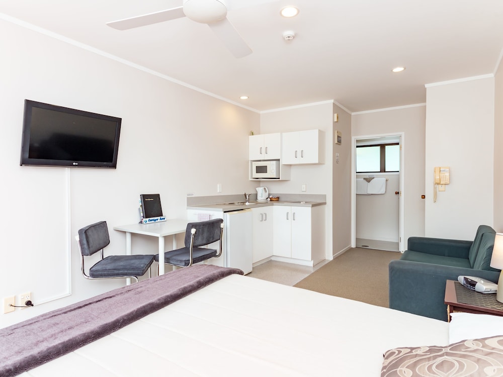 Outrigger Motel 13/38