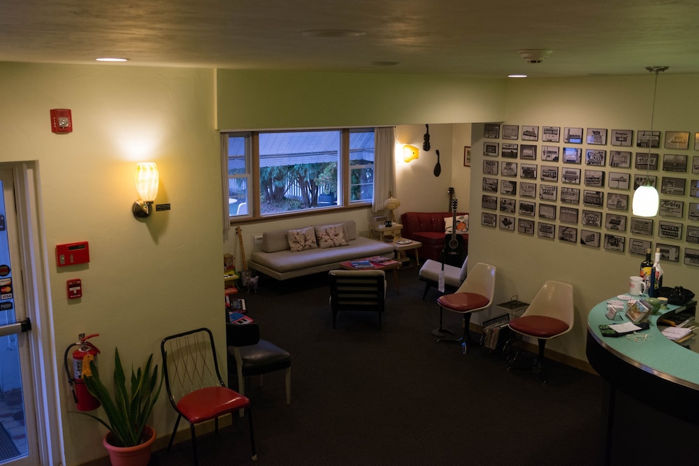 Holiday Music Motel 46/64