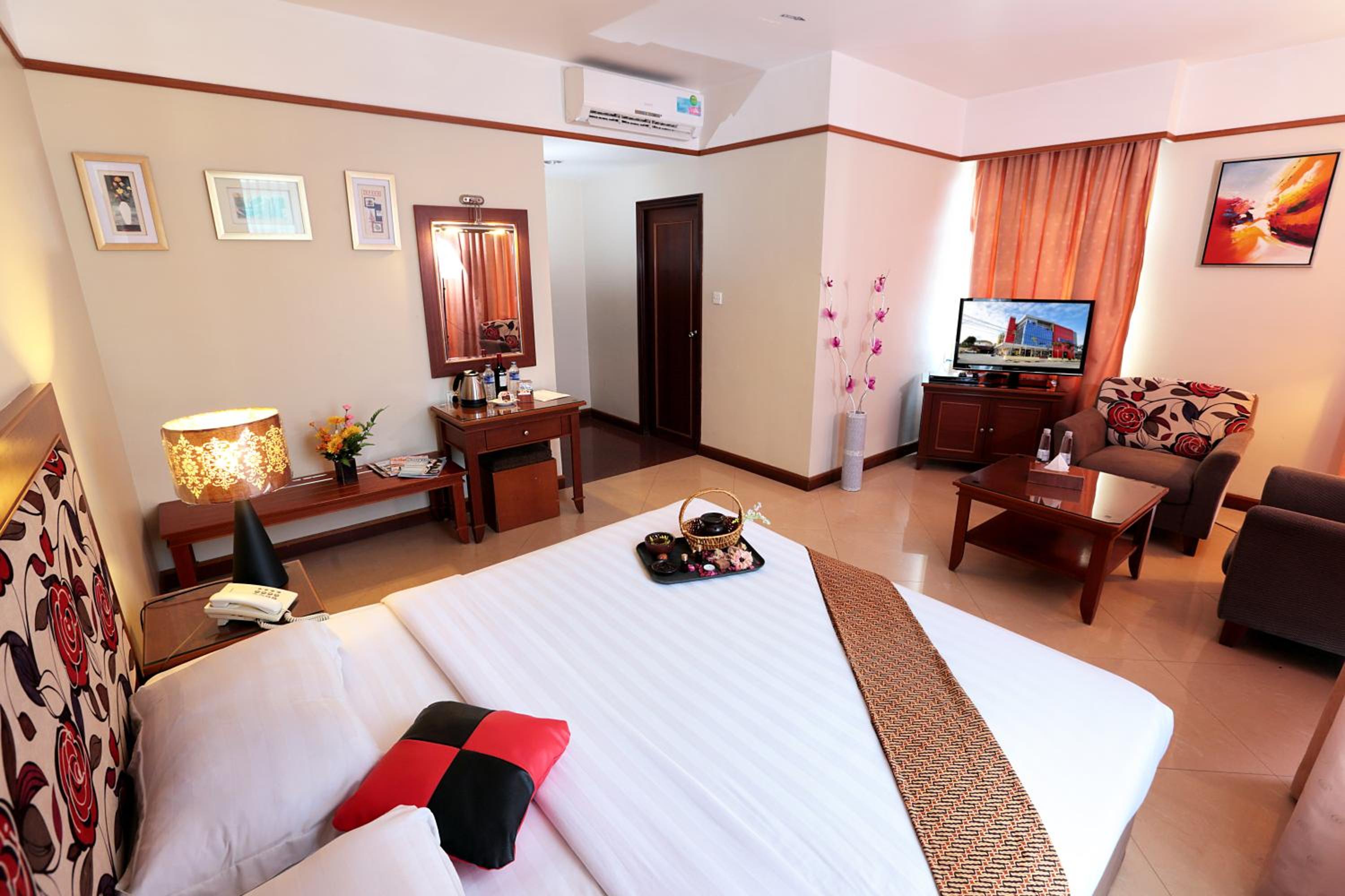 HOTEL MAXIMILLIAN 16/55