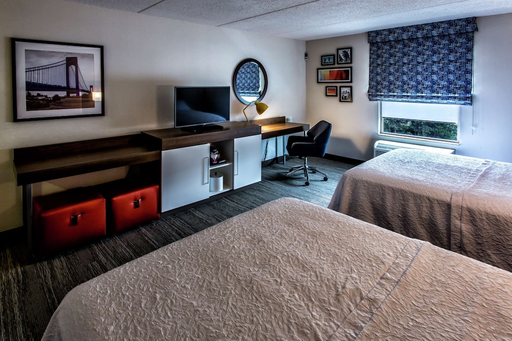 Hampton Inn And Suites Staten Island 13/41
