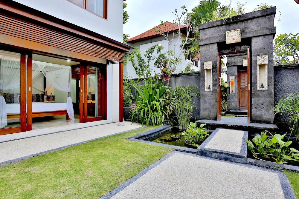 Amore Villas 41/43