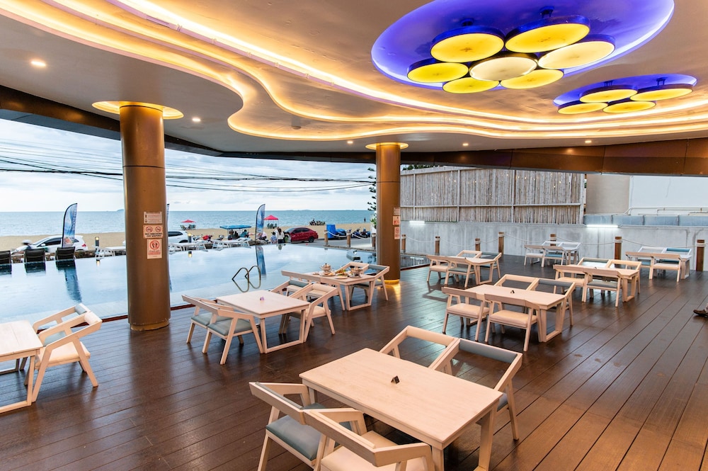 Rodina Beach Hotel 57/74