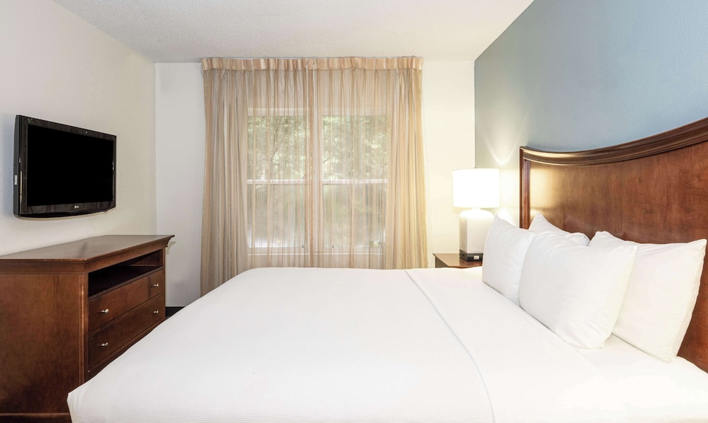 Hyatt House Herndon/Reston 5/50