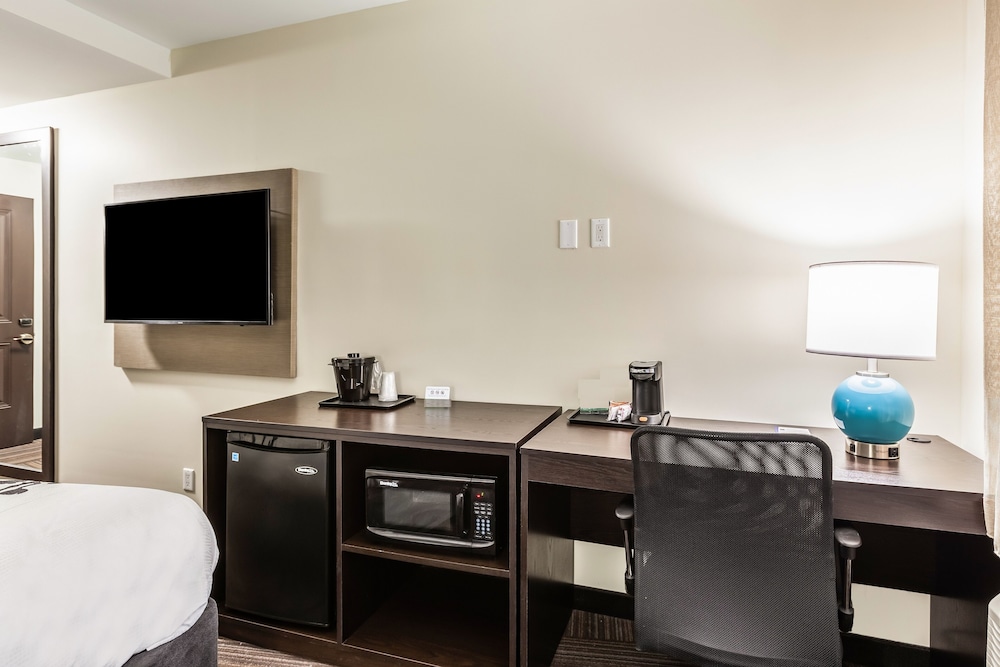 Van Wyck Hotel & Suites Near JFK Airport 40/46