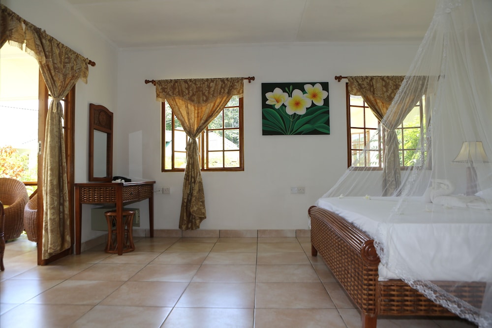 Le Surmer Self Catering Chalets 4/17