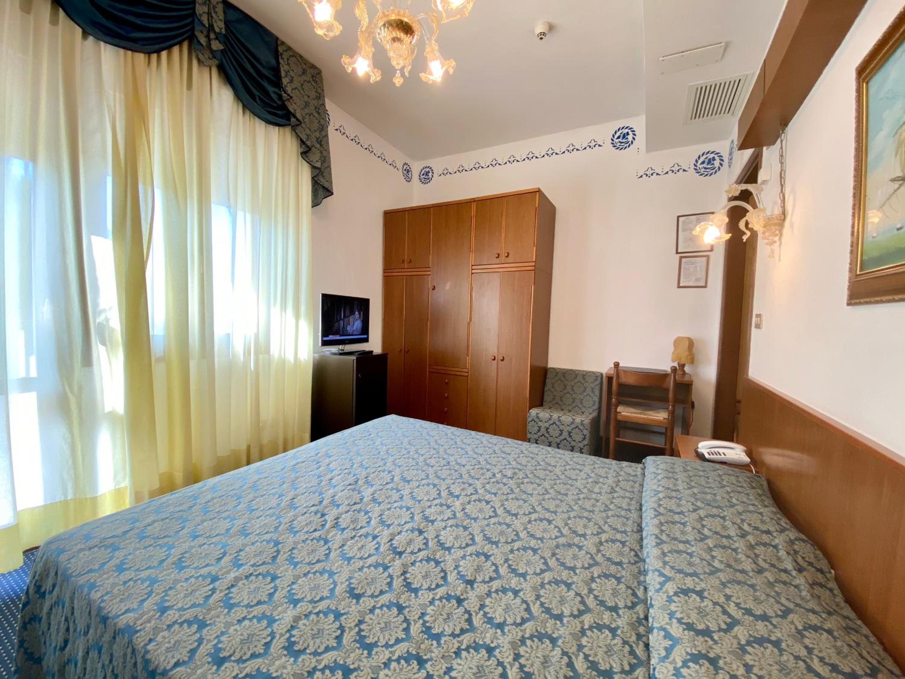 ROOM, DOUBLE OR TWIN BED