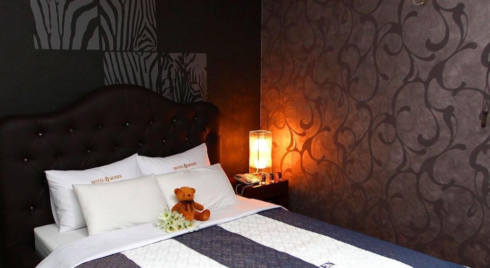Q Hotel 25/48