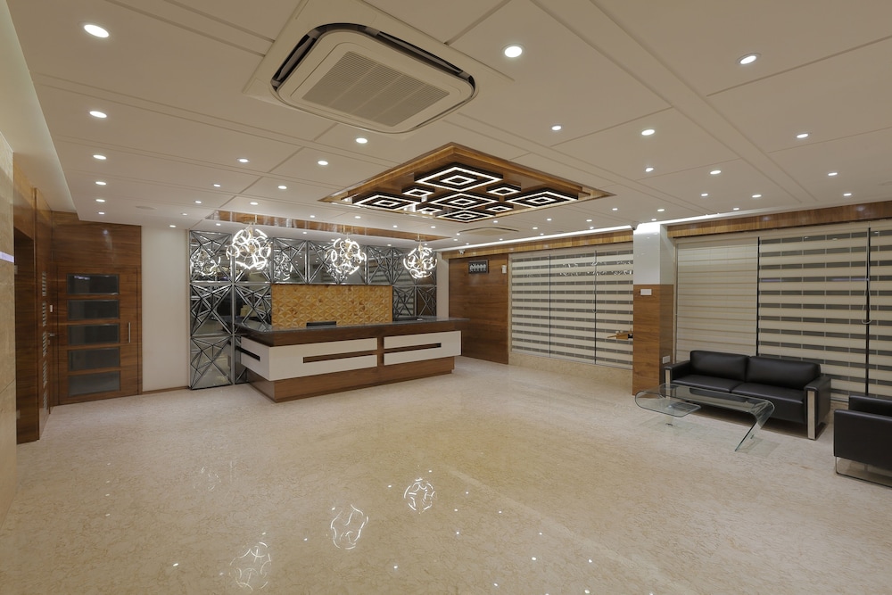 HOTEL SILVER HEIGHTS 4/20