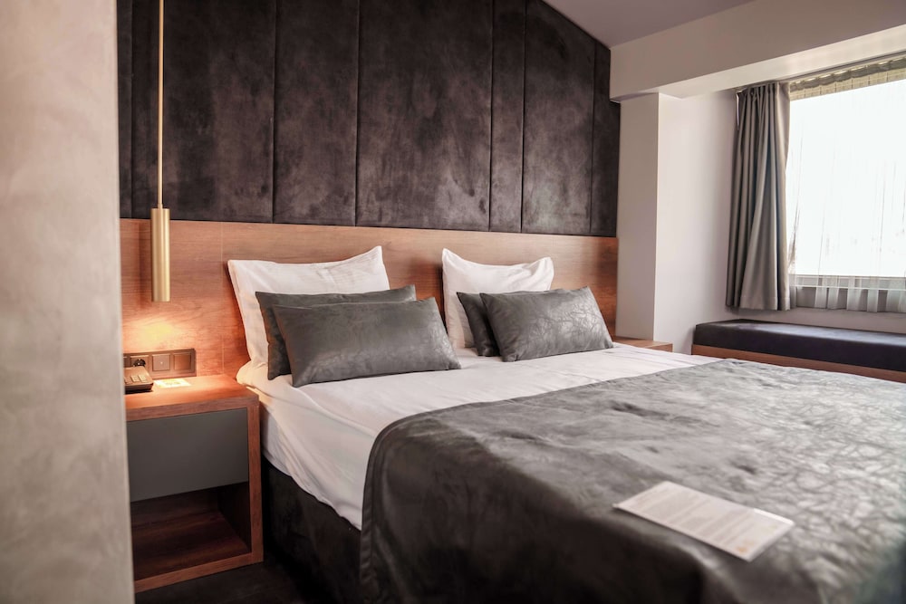 SUITE, CORNER