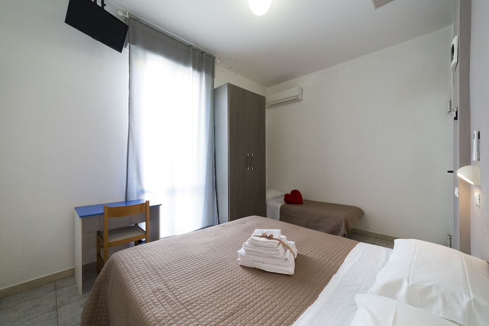 ROOM, TRIPLE