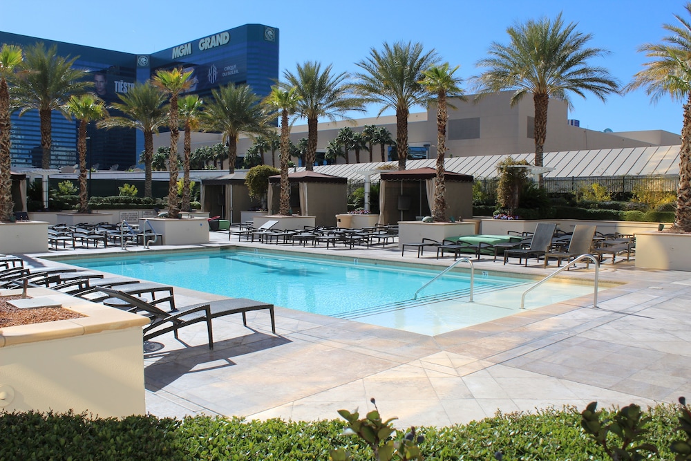 Luxury Suites International At The Signature 66/71