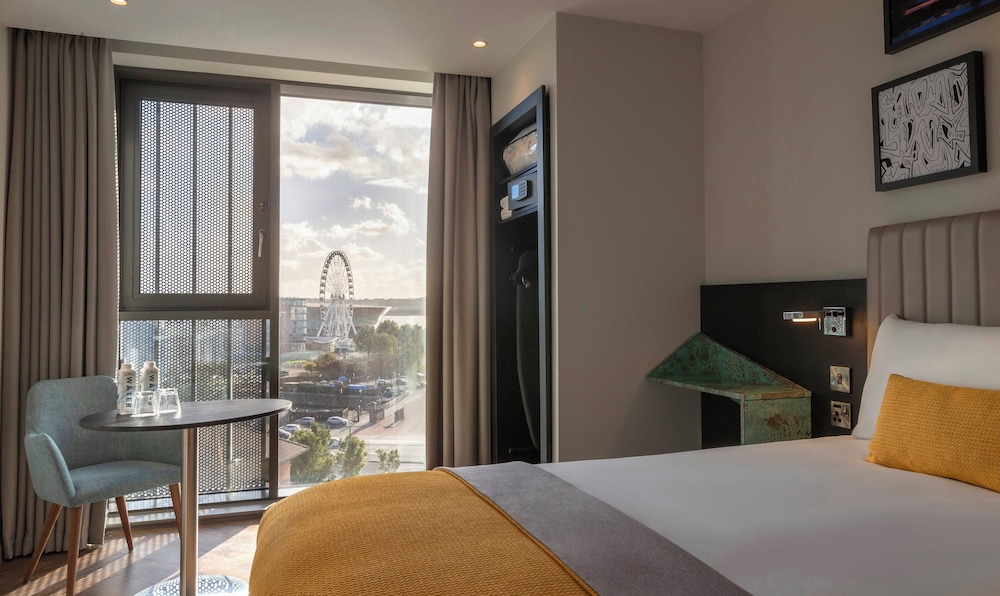 EXECUTIVE, KING BED