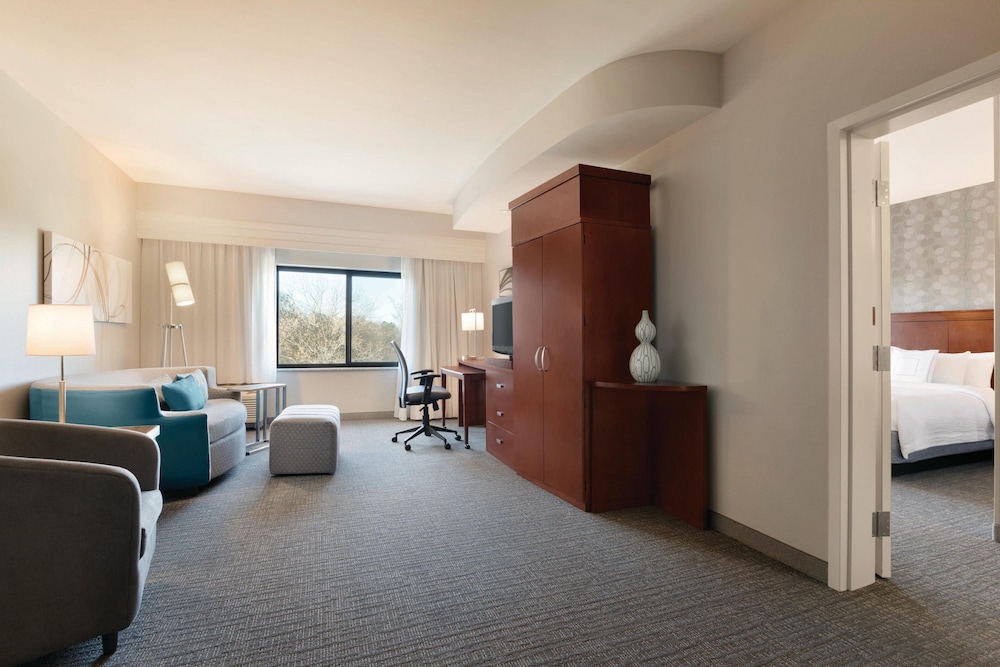 Courtyard by Marriott Charlotte Airport North 28/39