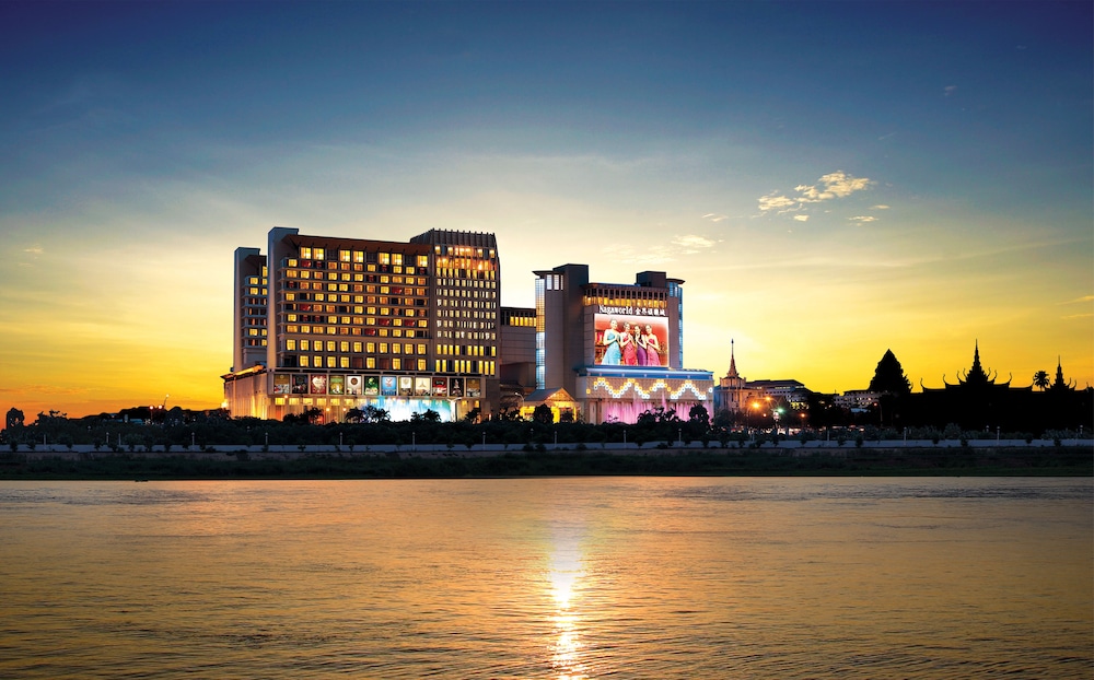 NagaWorld Hotel & Entertainment Complex 44/50