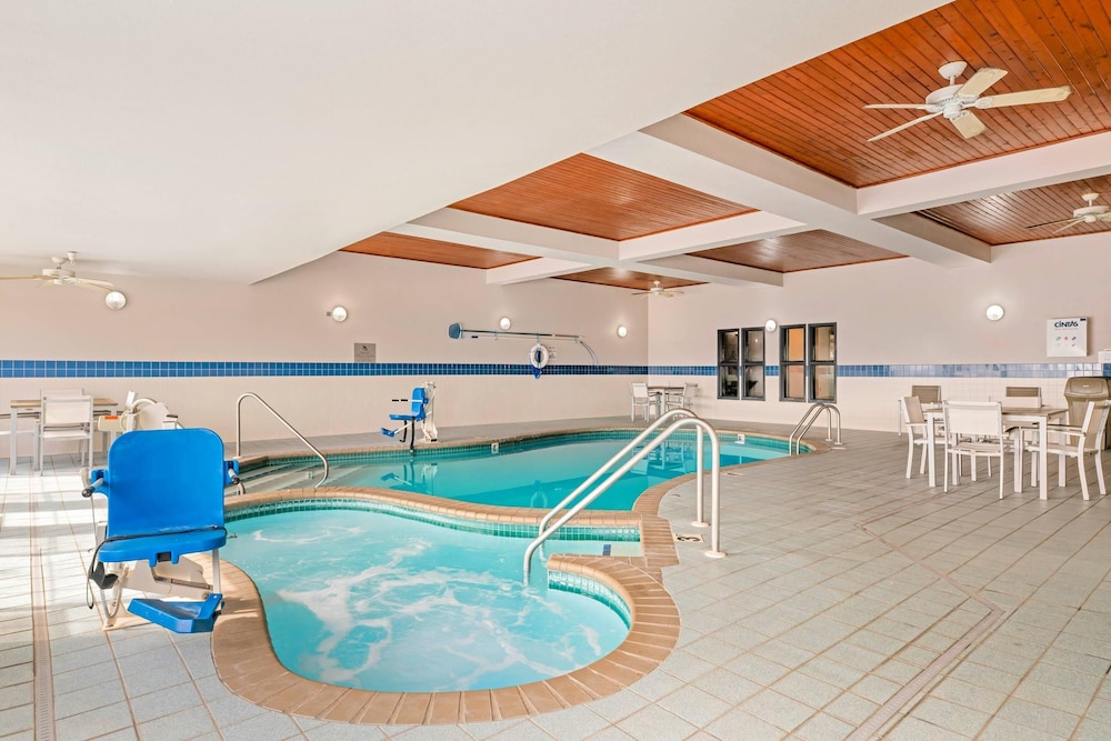 Country Inn Suites By Radisson West Bend Wi 28/58