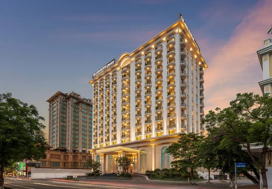 Grand Royal Riverside Hue 7/43