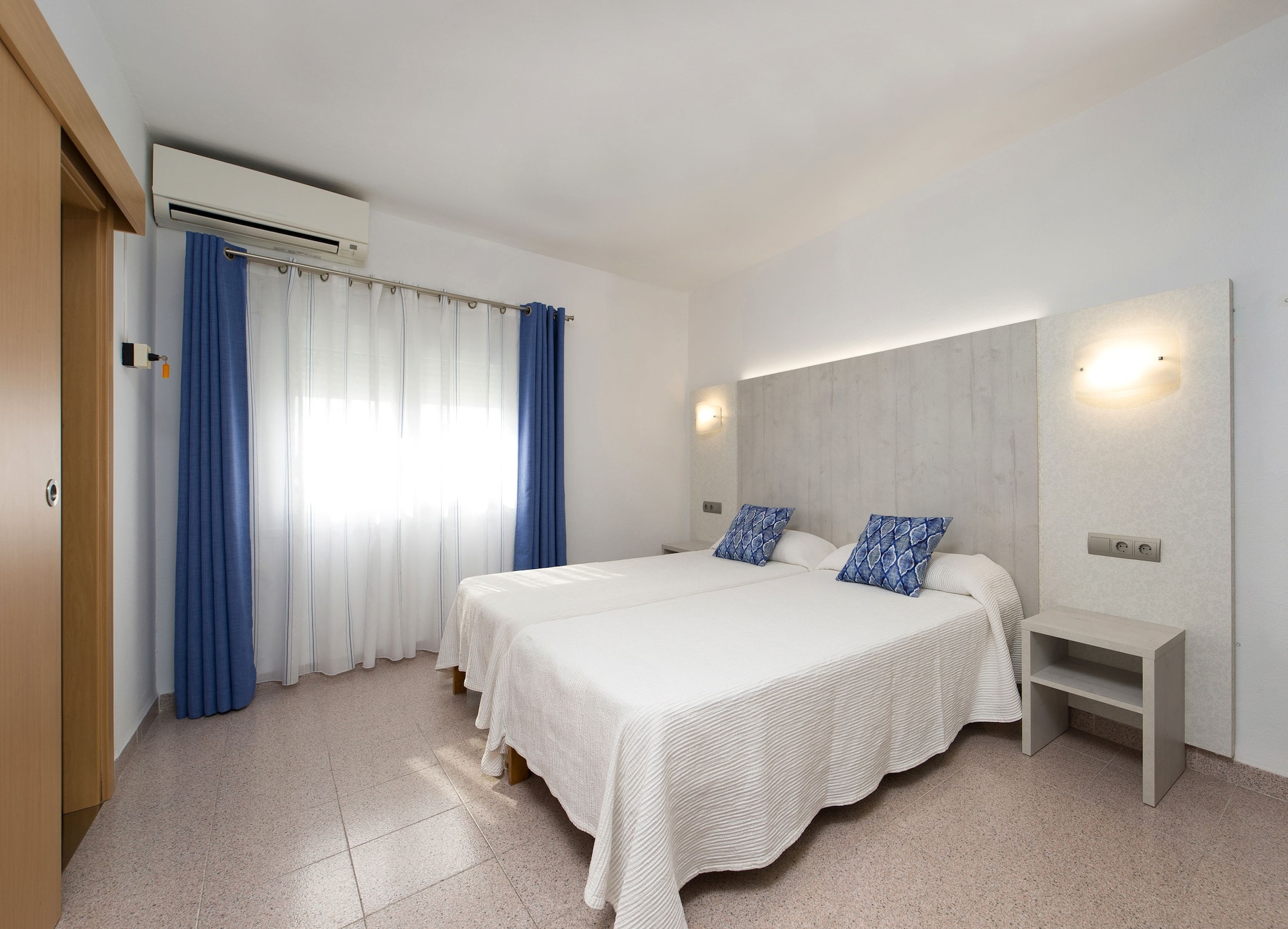 ROOM, TWIN BEDS