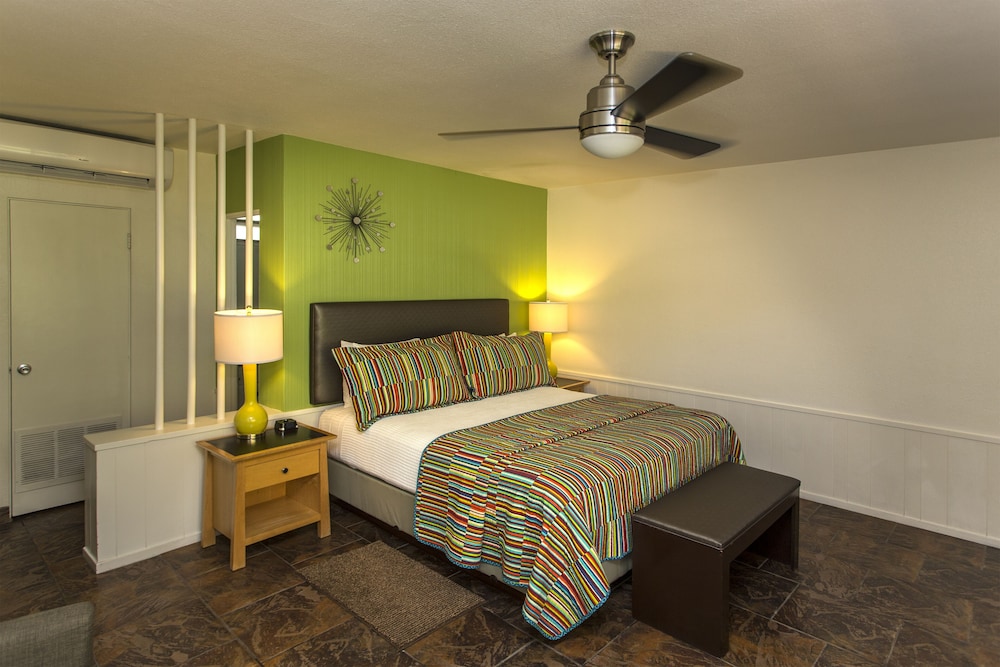 Room, King Bed, Pool Side