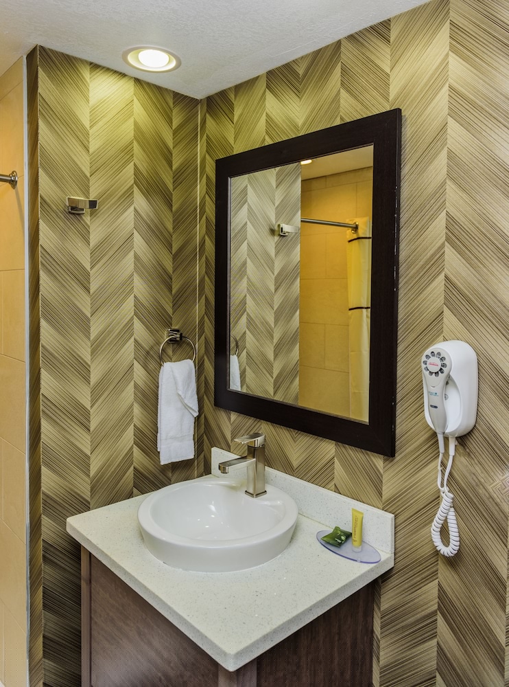 AArya Hotel By Niagara Fashion Outlets 33/44