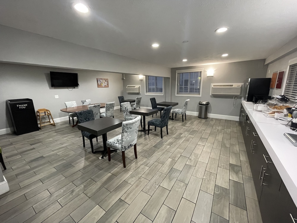 Countryside Inn and Suites Council Bluffs 53/57