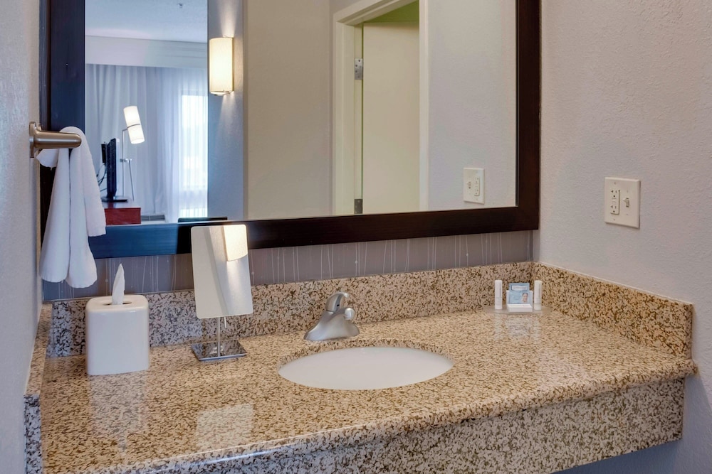 جناح جونيور بسرير كينج بغرفة نوم واحدة مع أريكة، Courtyard Statesville Mooresville/Lake Norman 4/4