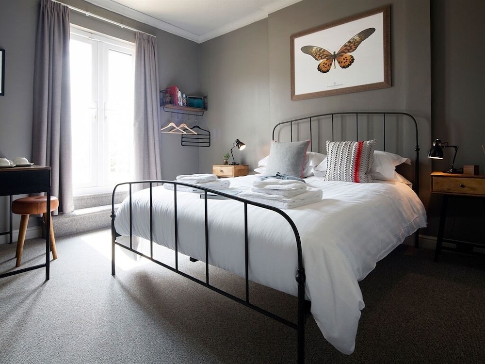 Empire, Queen Bed, Garden View
