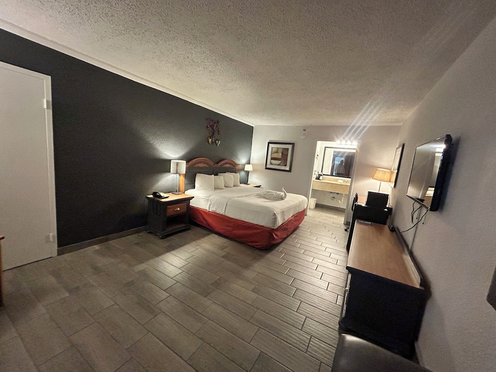 غرفة بسرير كينج للمدخنين، Suite Dreams Motel Mattoon I 57 4/10
