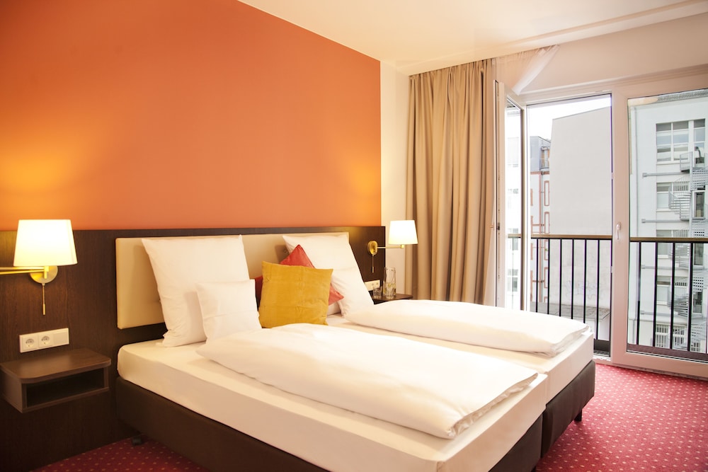 COMFORT, DOUBLE OR TWIN BED, BALCONY