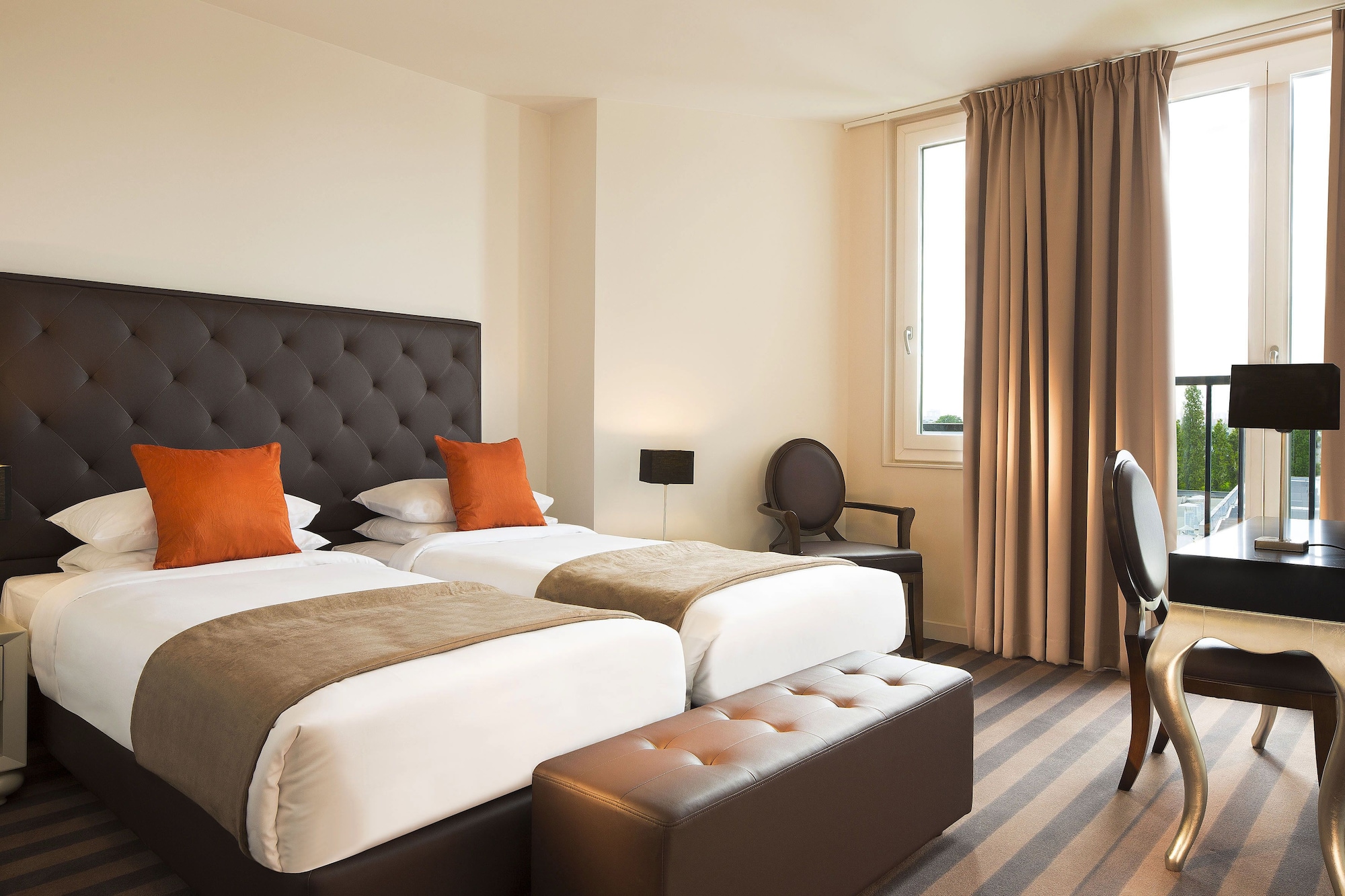 COMFORT, TWIN BEDS