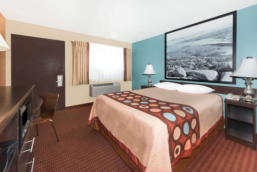 غرفة بسرير كوين لذوي الإعاقة، Super 8 by Wyndham Midwest City OK 2/4