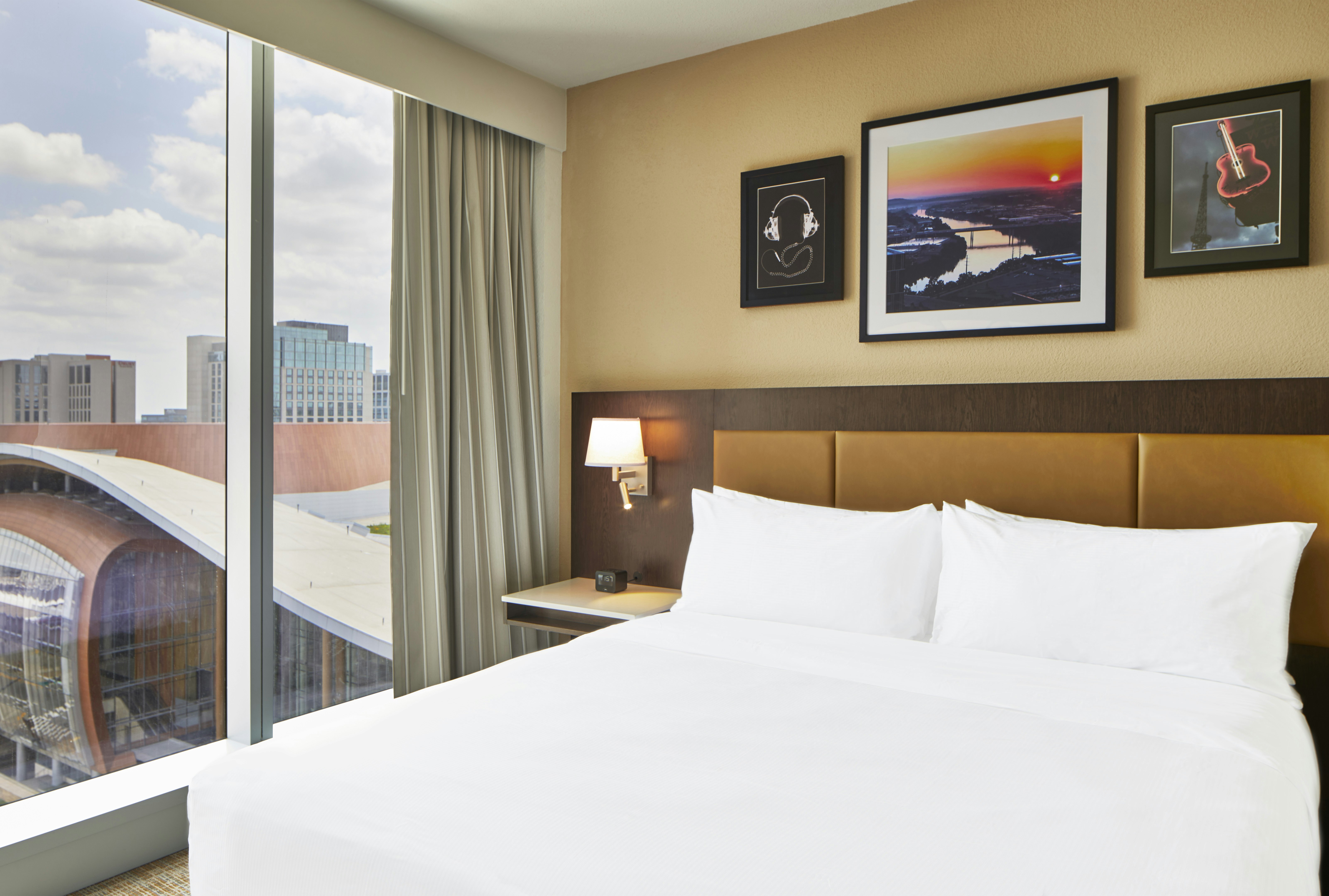 SUITE, KING BED
