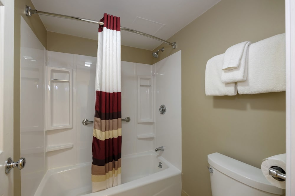 Red Roof Inn and Suites Herkimer 11/46
