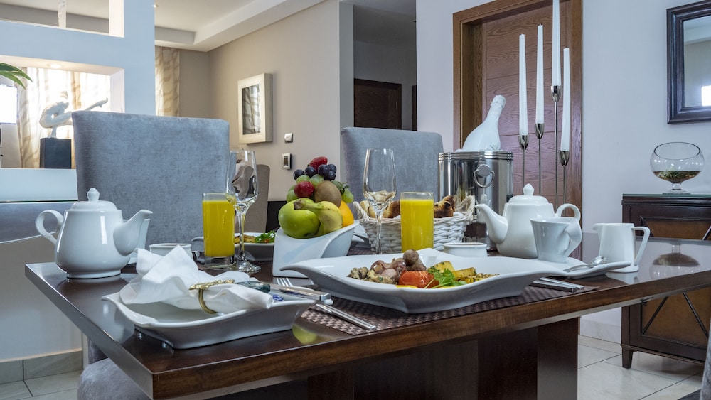 Oak Plaza Suites 54/66