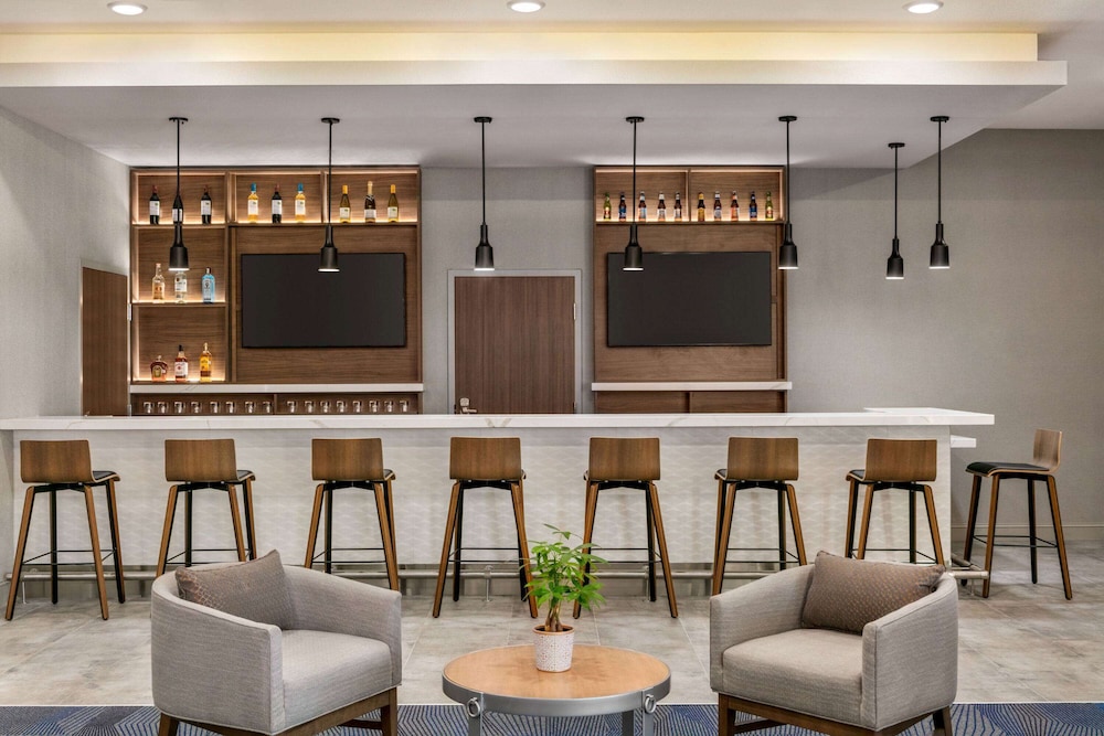 La Quinta Inn and Suites by Wyndham College Station North 25/32