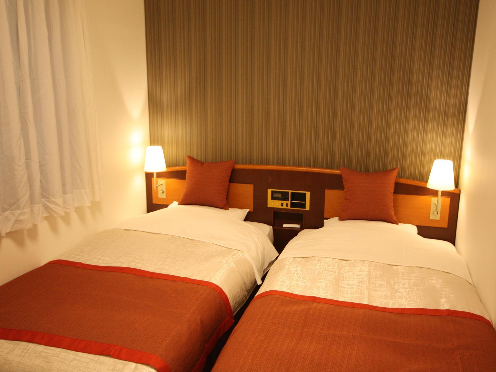 Compact, Twin Beds, Smoking
