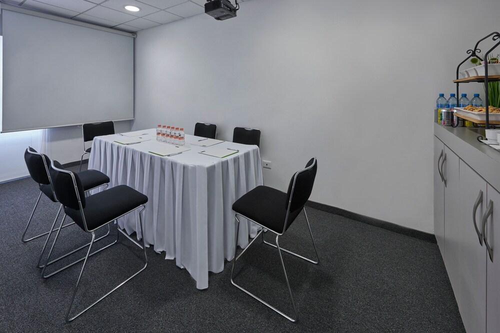 City Express Junior by Marriott Toluca Aeropuerto 40/50