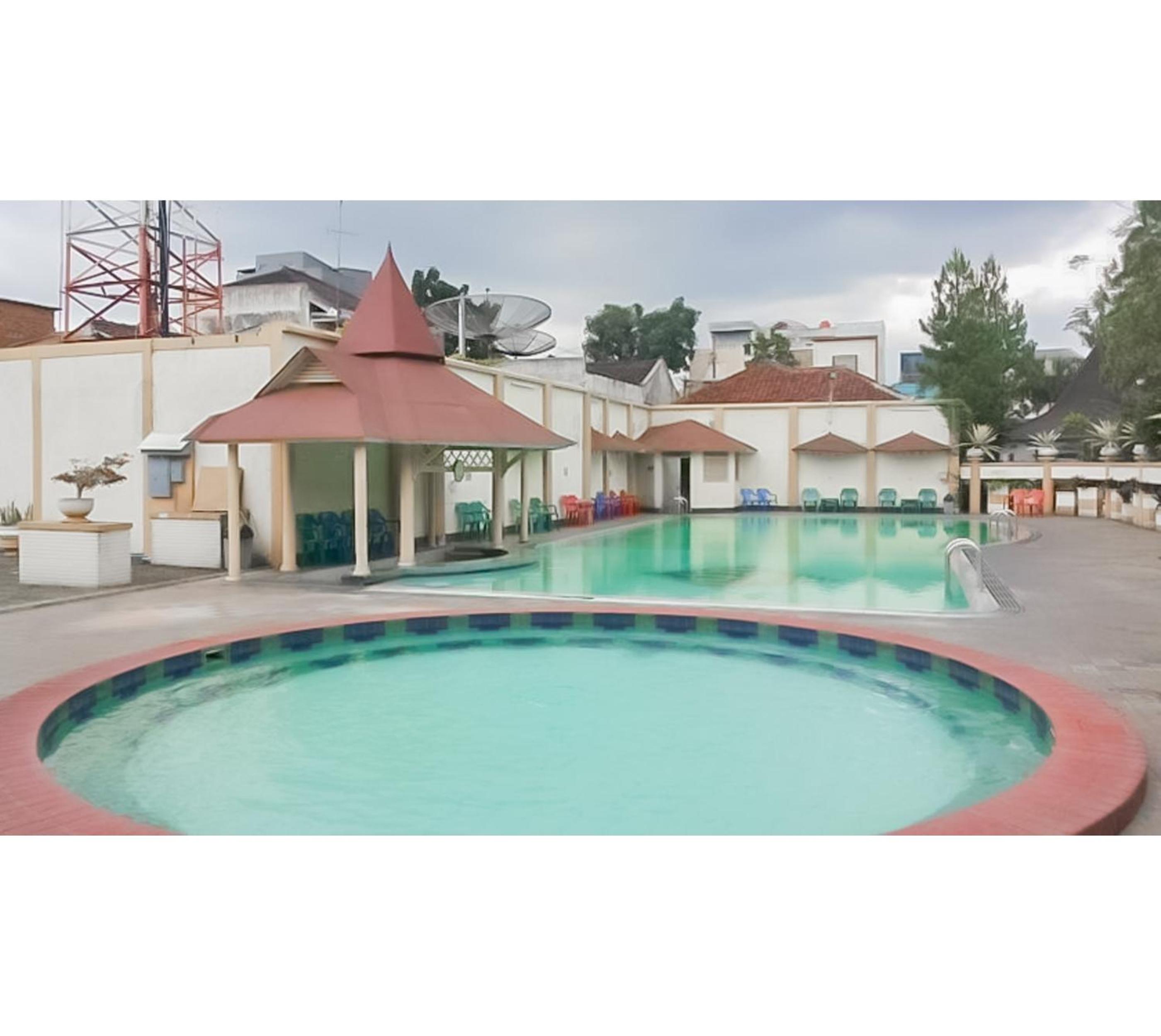 Crown Hotel Tasikmalaya 46/54