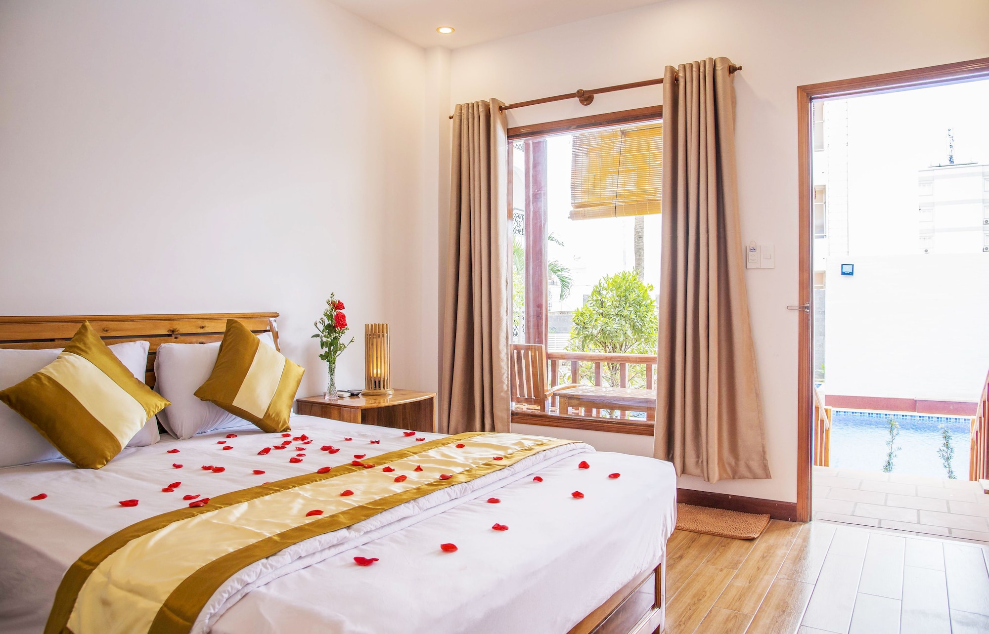 SUPERIOR, DOUBLE BED, POOL SIDE