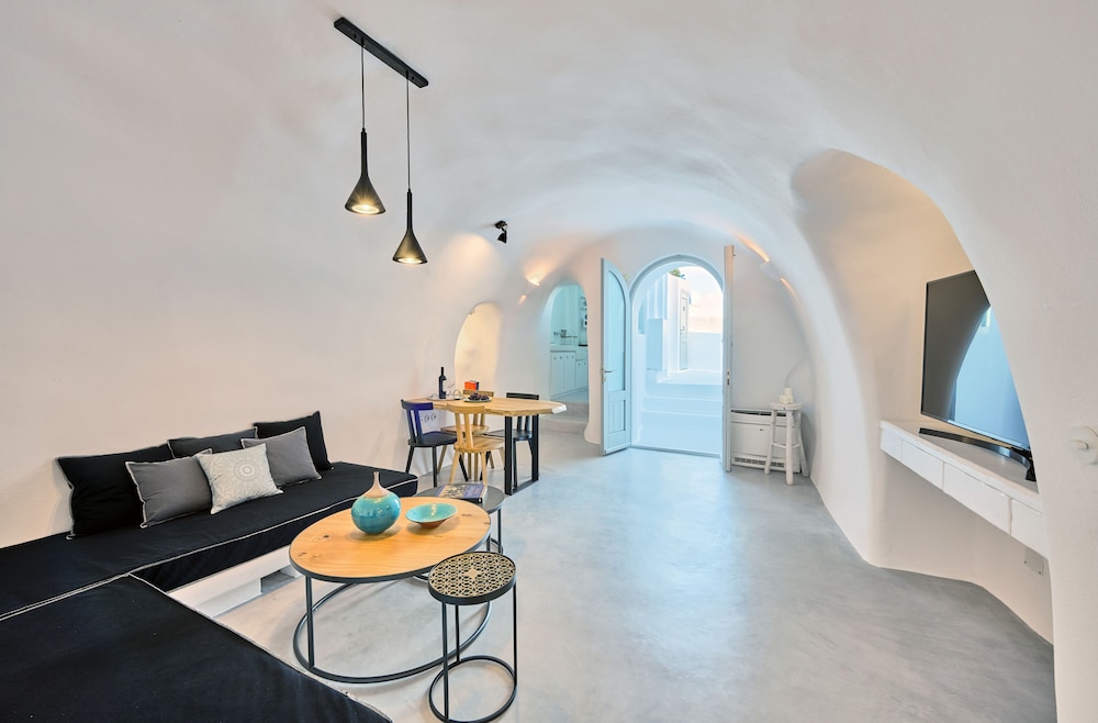 Cave Suite Oia 16/30