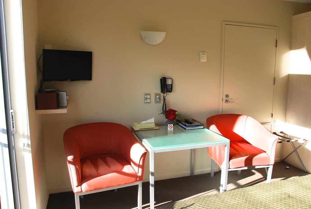166 Majestic Court Motel 42/48