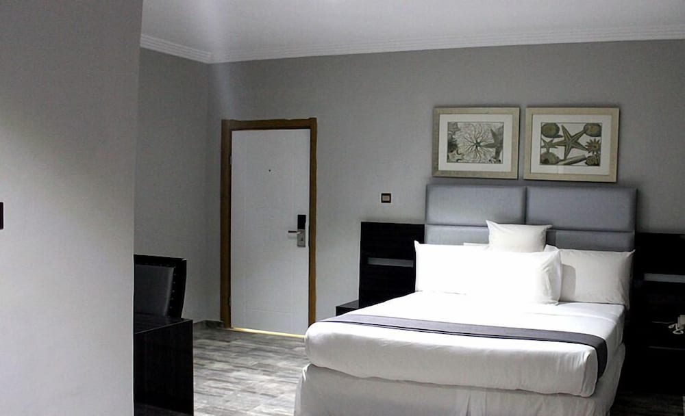 Ellyxville Hotels 8/39