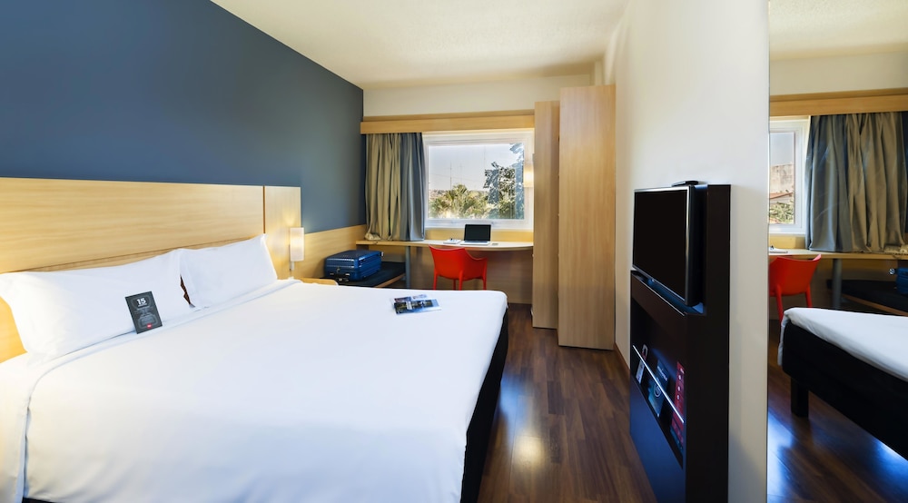 Ibis Paulinia 10/49