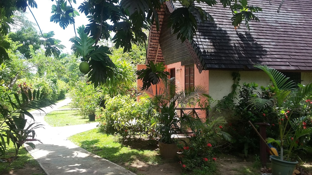 Firefly Beach Cottages and Suites 5/78