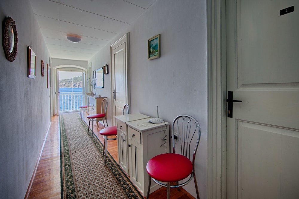 Mira Seafront Guesthouse 44/46